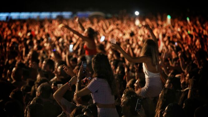 Público en un concierto de Bahía Sound.