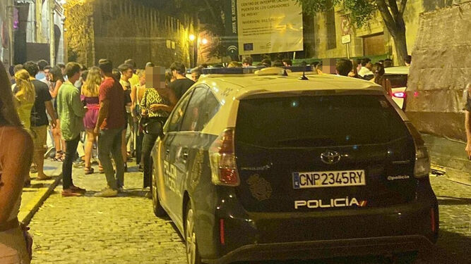 Un coche de la Policía Nacional, a las puertas de la discoteca Guateque de El Puerto en la noche del lunes.