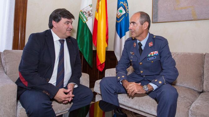 Reunión del alcalde de Huelva, Gabriel Cruz, con el INTA.