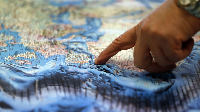 El profesor Francis Alonso con un mapa de las fallas que confluyen frente a las costas de Huelva.