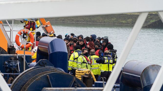 Una embarcación con migrantes en Dover.