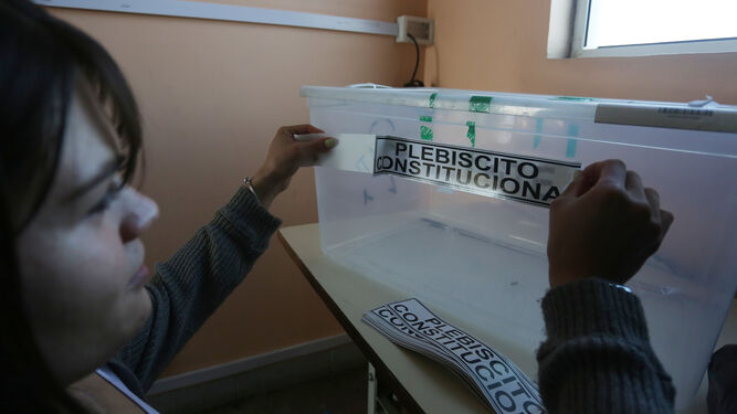 Trabajadores municipales preparan las urnas para el domingo en Santiago.