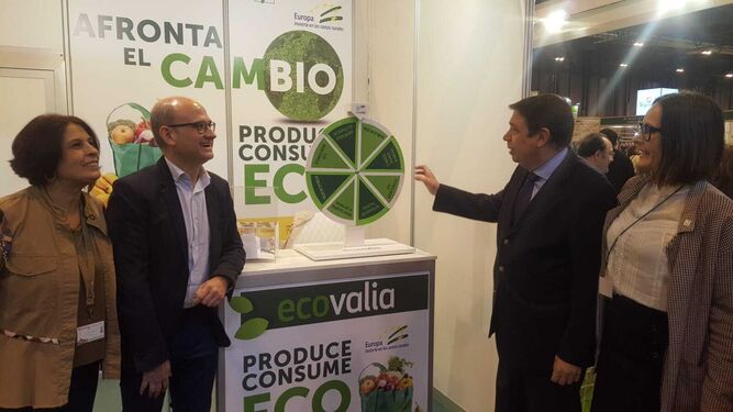 El ministro Luis Planas en el expositor de Ecovalia en una edición anterior de Biocultura.