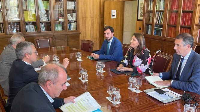 Reunión entre el secretario de Estado de Medio Ambiente y la consejera de Agua de la Junta de Andalucía.