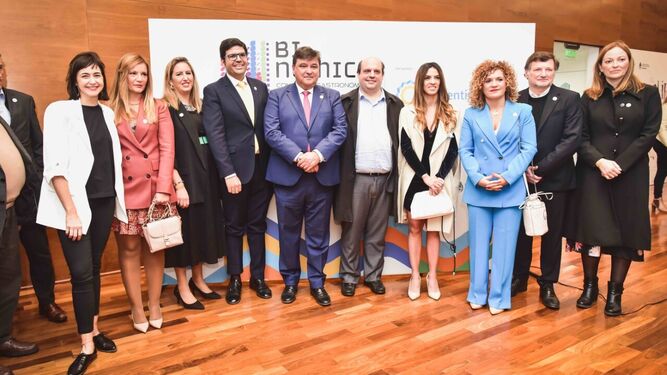 Foto de familia en la presentación de 'Binómico', en Argentina.