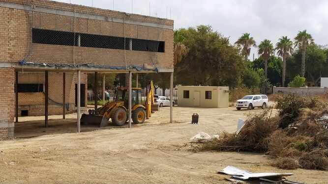Preparativos para retomar las obras del centro de salud de Camposoto, en el pasado mes de agosto.