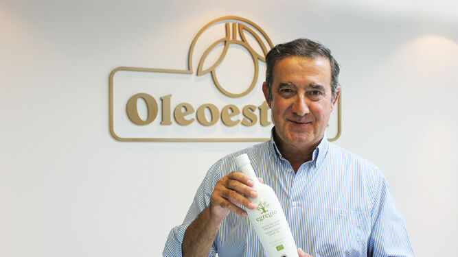 Álvaro Olavarría muestra una botella del aceite de oliva virgen extra ecológico Egregio de Oleoestepa.