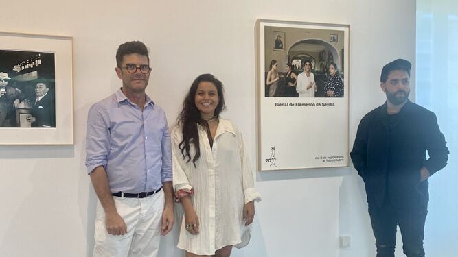 María Moreno, con Chema Blanco, director de la Bienal, y Rafael R. Villalobos, director de escena de la obra.