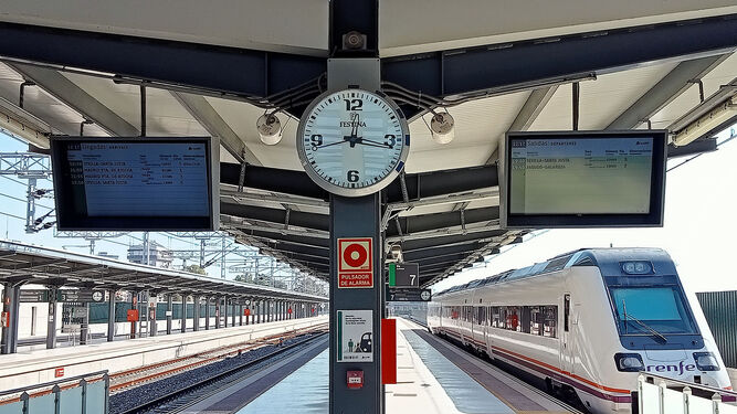 Reloj y monitores en los andenes de la estación de Huelva.