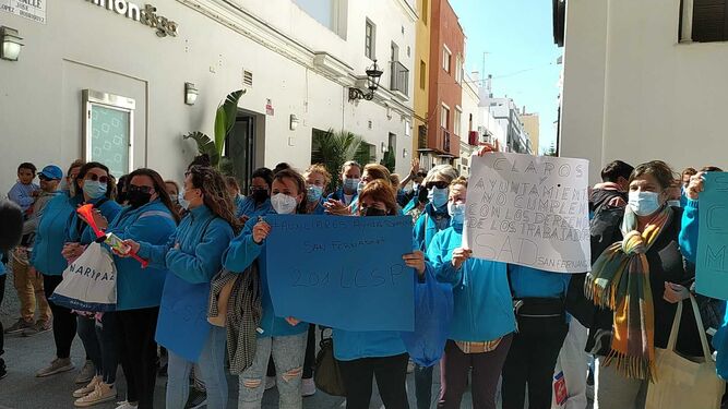 Protesta de las trabajadoras del servicio de ayuda a domicilio de San Fernando, en una imagen de archivo.