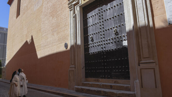 La puerta de la iglesia del convento de Madre de Dios situada en la calle San José.