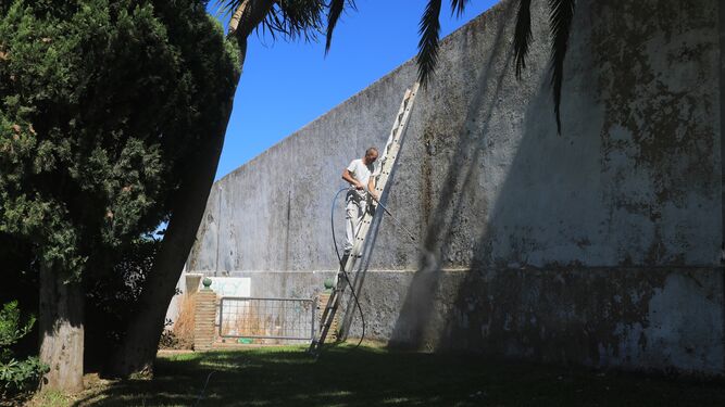 Trabajos de reparación del muro del cementerio en San Fernando.