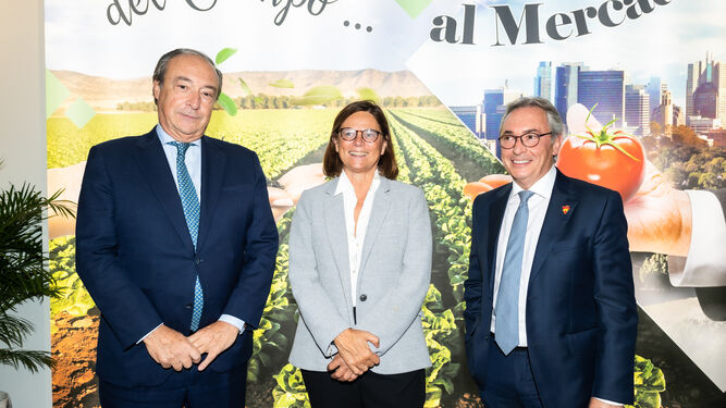En la imagen los firmantes del acuerdo: José Alberto González-Ruiz, secretario general de CEOE; Carmen Morenés, directora general de Fundación Telefónica, y Jorge F. Brotóns, presidente de Fepex.