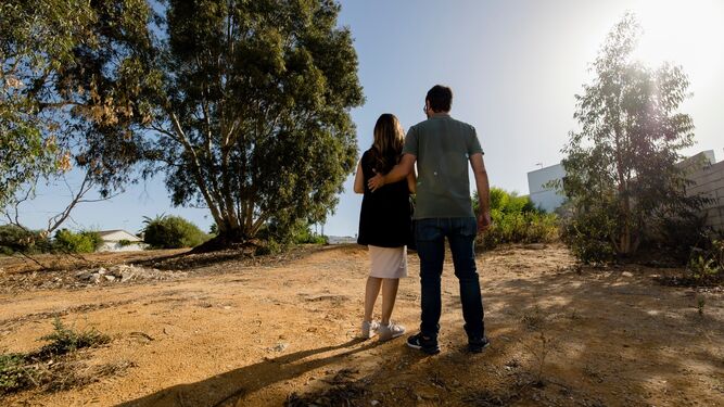 Salvador y Miriam observan la parcela que compraron por 90.000 euros y que ahora ha perdido su valor al no poder edificar.