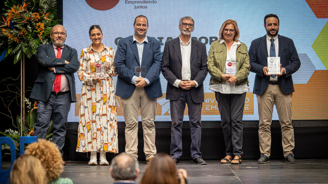 Los distinguidos por la Cátedra de Emprendedores posan con Francisco Piniella y José Manuel Sánchez..