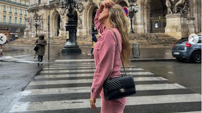 María Pombo con un look todo al rosa en París.