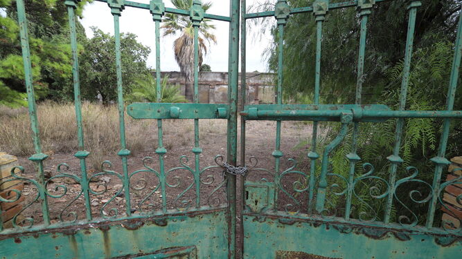 Las puertas del cementerio británico de Huelva.