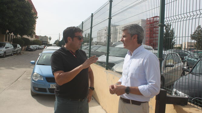 Fran Romero (d.), con el representantes del Spli, junto al depósito municipal de vehículos.