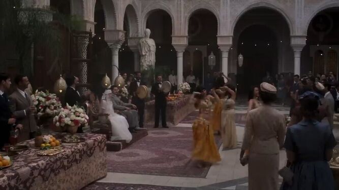 El fotograma de la serie 'The Crown' donde aparece la fiesta egipcia en la Casa Pilatos