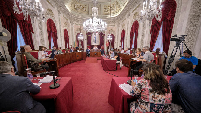 Imagen general del salón de Plenos del Ayuntamiento de Cádiz esta misma mañana.