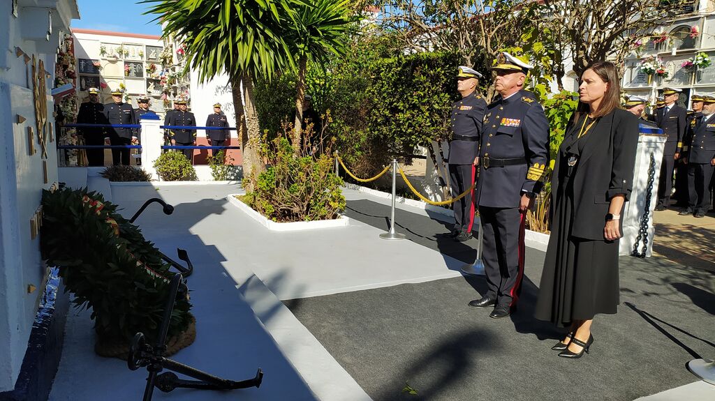 La Armada rinde homenaje a los ca&iacute;dos en el cementerio de la ciudad de San Fernando