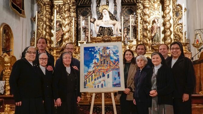 Religiosa y colaboradores del convento posan con José Cerezal y la obra donada para San Isabel.