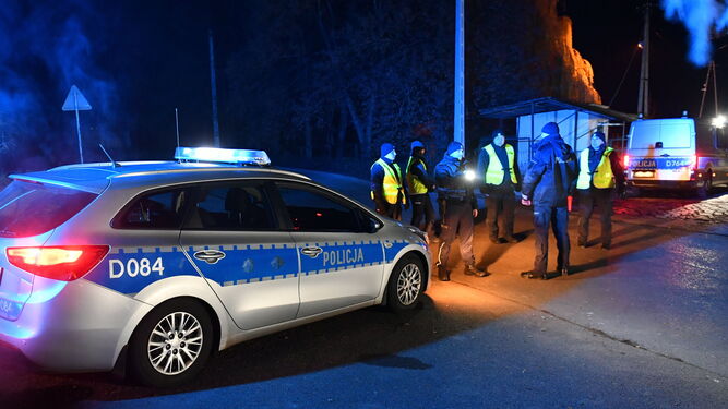Agentes de la Policía polaca en las inmediaciones del lugar de las explosiones, en la frontera con Ucrania.