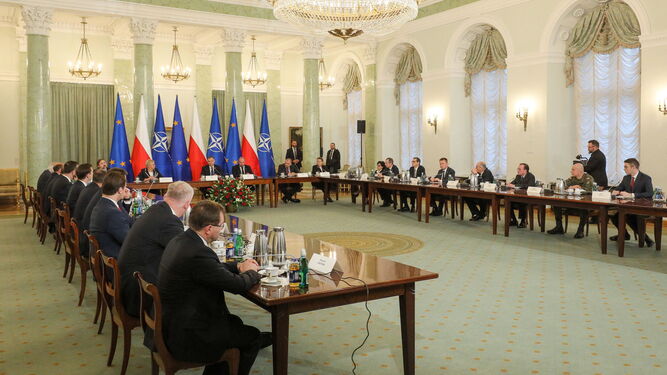 El presidente polaco, Andrzej Duda (en el centro, a la izq.), durante la reunión del Consejo de Seguridad y Defensa Nacional.