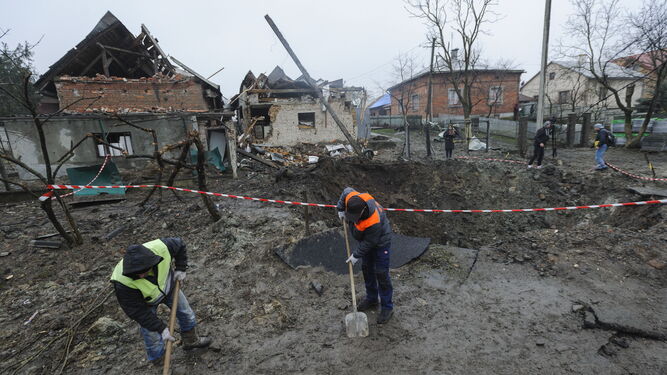 Trabajadores ucranianos limpian una zona golpeada por los ataques rusos cerca de Leópolis.