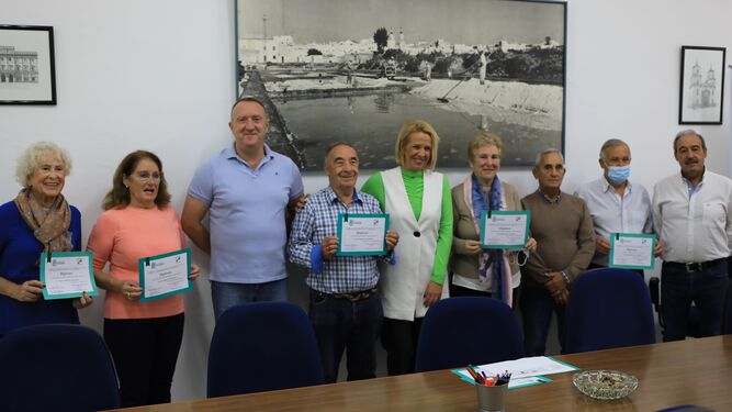 Participantes en el curso de internet, con la concejala de Personas Mayores, Carmen Toledo.