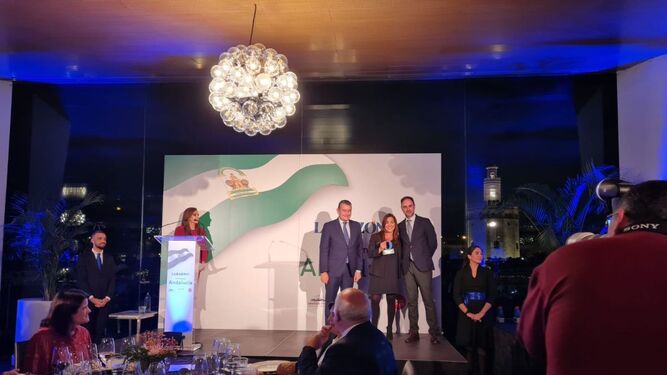 La directora de Marketing, Comunicación y Sostenibilidad de Grupo Gallo, Noemí García, recibe el premio.