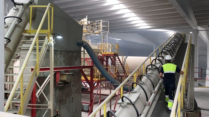Operario en el túnel de lavado de Fertinagro, empresa de fertilizantes con planta en Huelva.