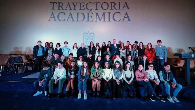 Foto de grupo con los alumnos premiados por su trayectoria académica tomada al finalizar el acto celebrado en San Fernando.