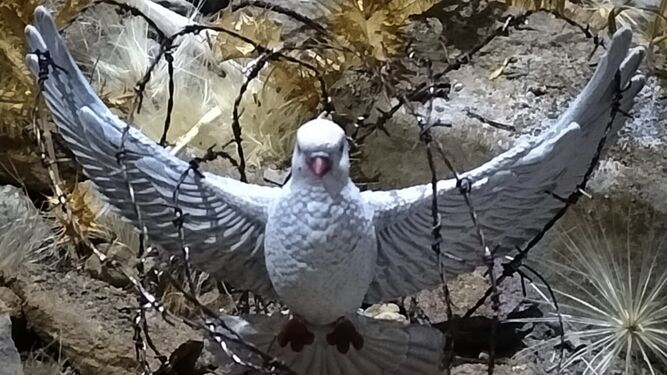 Una paloma de la paz envuelta en una alambrada, un detalle del belén 'Way to freedom'.
