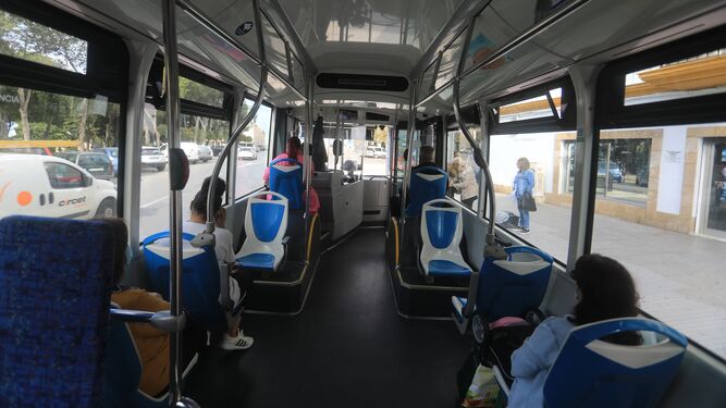 Un autobús urbano de San Fernando durante su recorrido.