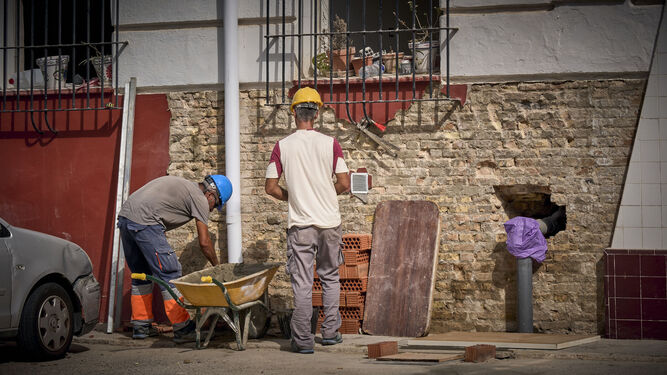 Operarios trabajando en las obras de rehabilitación de uno de los bloques de la barriada Bazán.