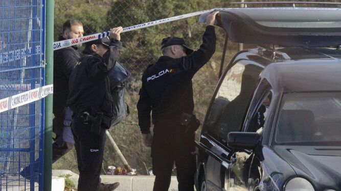 La Policía Nacional de Ceuta en el lugar donde se ha hallado el cadáver