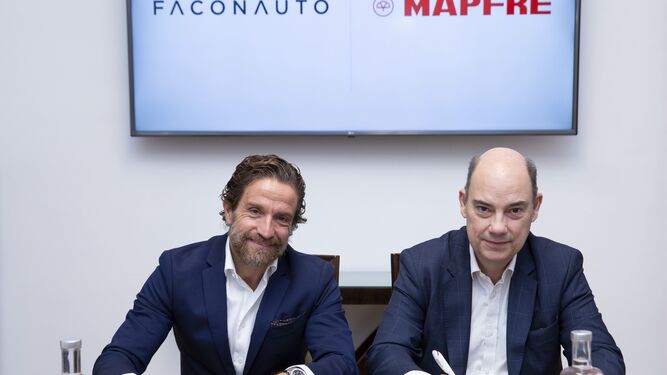 Gerardo Pérez, presidente de Faconauto y José Manuel Inchausti, CEO de Mapfre Iberia, en la firma del convenio.