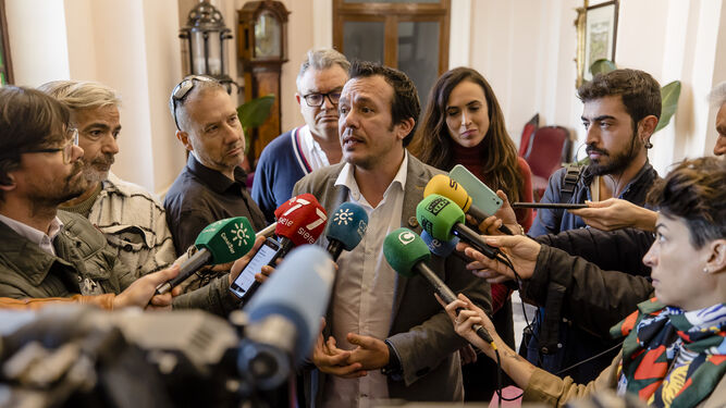 El alcalde de Cádiz, con los concejales Paco Cano y Lola Cazalilla, comunica a los medios la designación de Cádiz como sede del Congreso.