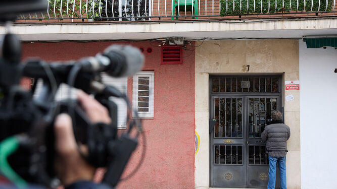 Un cámara graba la fachada de la vivienda donde han hallado muerta a una joven de 20 años, a 29 de diciembre de 2022, en Madrid