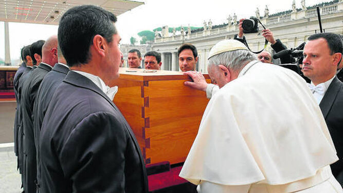 El papa Francisco bendice el féretro de Benedicto XVI.