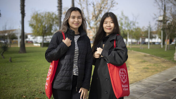 Dana Kudaibergen y Assel Nurmakhanova, estudiantes de Kazajistán de 19 y 20 años en la UHU