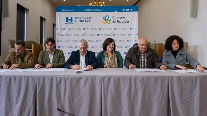 La firma del acuerdo en la Diputación de Huelva.
