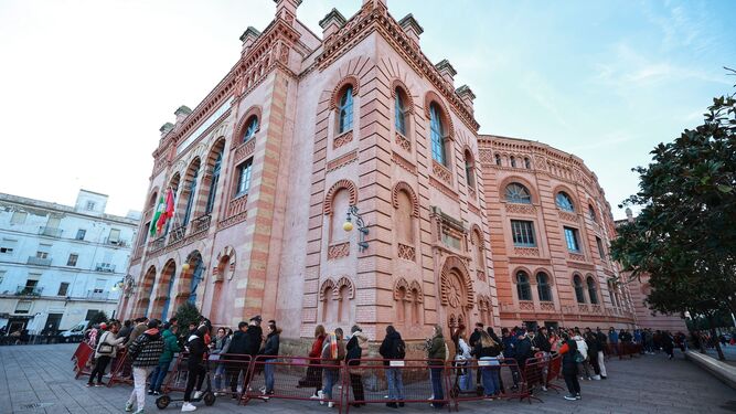El Gran Teatro Falla de Cádiz, durante las colas para comprar una entrada para la preselección del COAC 2023.
