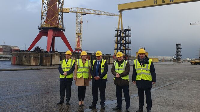 Autoridades y empresarios en su visita al astillero de Harland & Wolff.