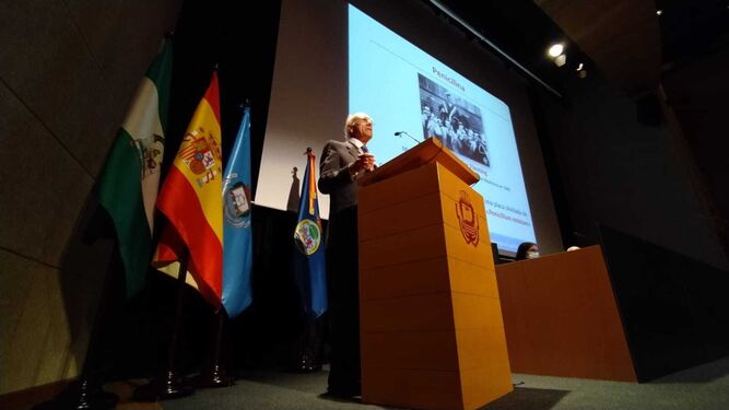 El doctor Revuelta Soba durante una conferencia que ofreció en el centro de congresos en 2020.
