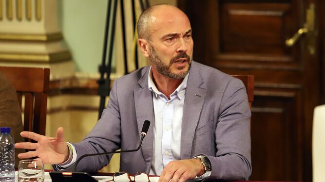Rafael Gavilán en el Pleno del Ayuntamiento de Huelva.