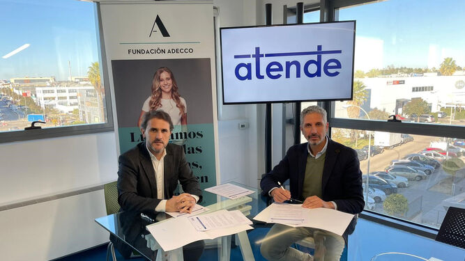 A la izquierda José Antonio Payán, director regional de la Fundación Adecco en Andalucía Occidental, y Ángel Fernández, delegado de Clece en Sur Occidental.
