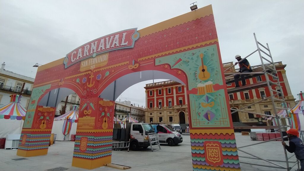 Mucho Levante y &uacute;ltimos preparativos en la Plaza del Carnaval de San Fernando