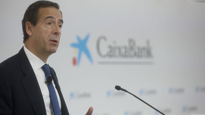 Gonzalo Gortázar, consejero delegado de Caixabank, en la presentación de resultados del banco en 2022.